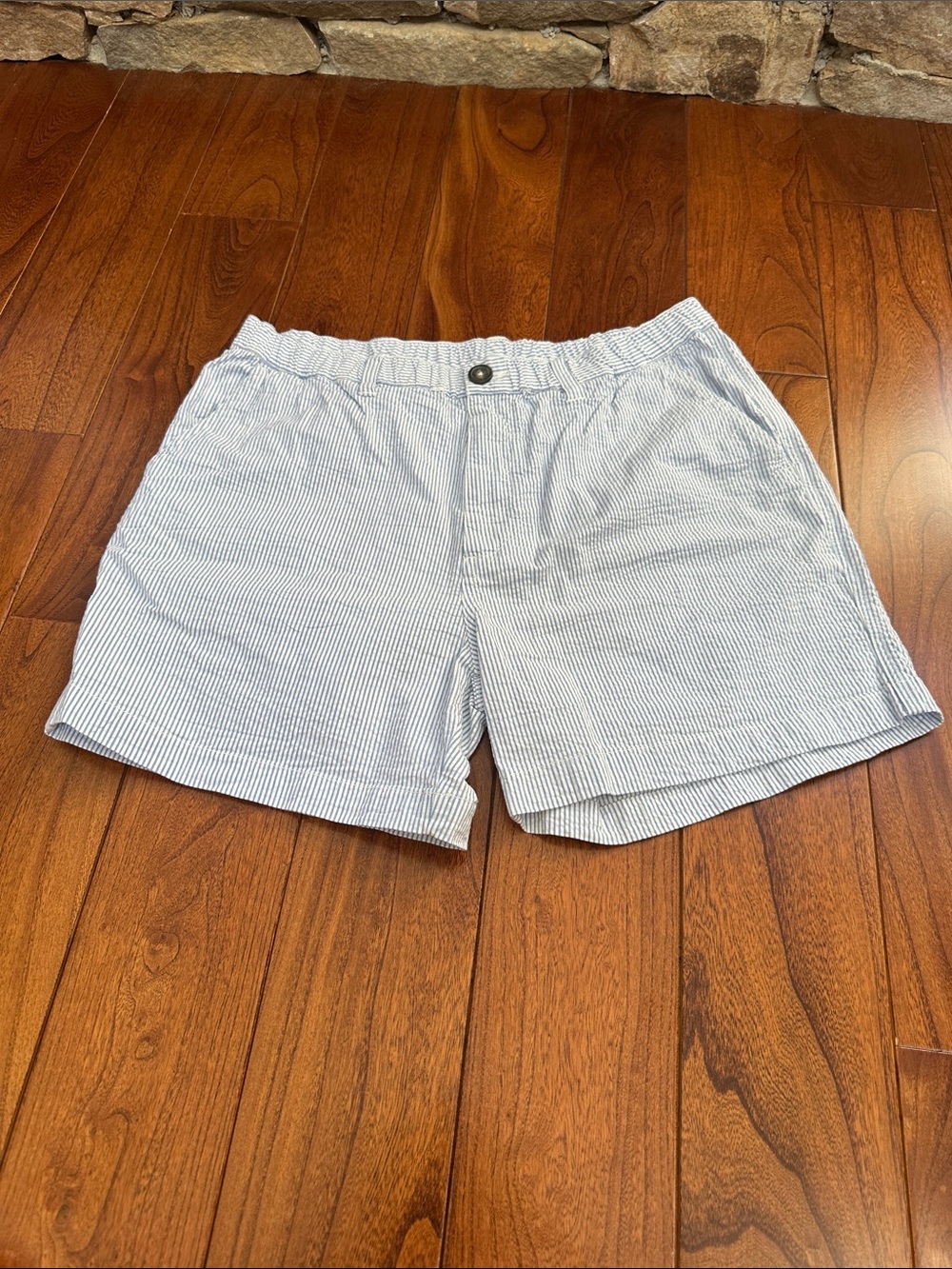 EUC XL Men’s Blue and White Seersucker Flat-Front Shorts